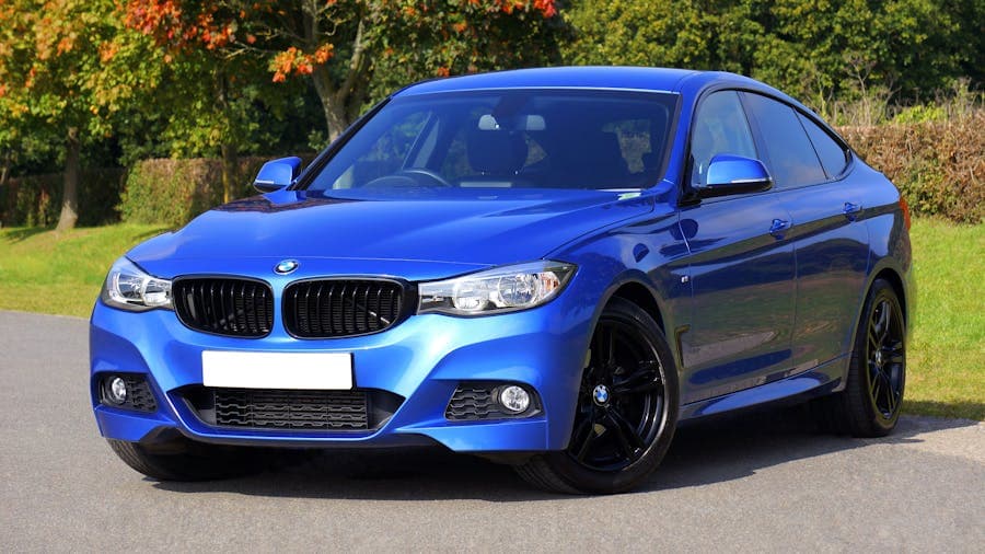BMW Série 3 GT bleue, semblable à la Série 1