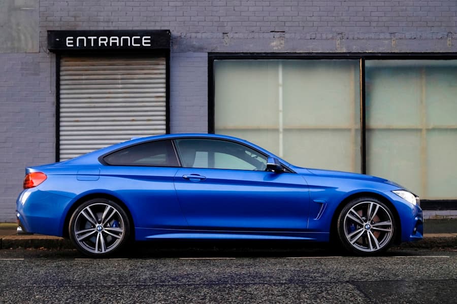 BMW Série 4 coupé devant un concessionnaire